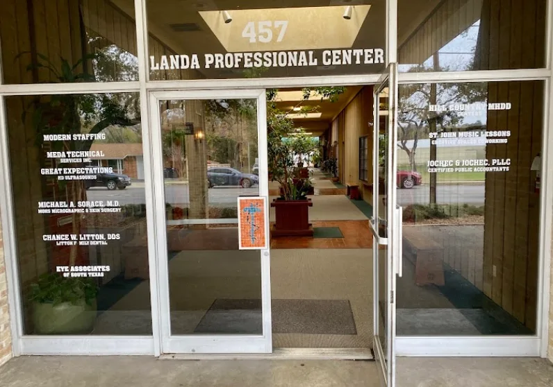 Entrance to the Landa Professional Center at 457 Landa St, New Braunfels